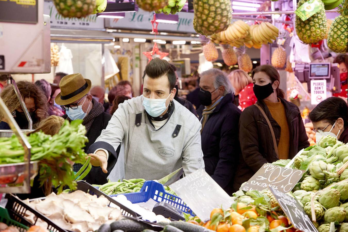 Los mercados y comercios del centro de Valencia se llenan de valencianos que se lanzan a las compras de última hora, en busca de esos productos que faltan en su lista de Navidad. Llegan las fechas más señaladas de estas fiestas y con ellas un repunte del consumo, más necesario que nunca tras los estragos de la pandemia. 