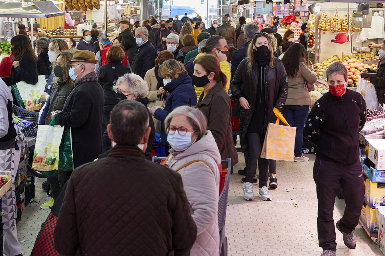 Los mercados y comercios del centro de Valencia se llenan de valencianos que se lanzan a las compras de última hora, en busca de esos productos que faltan en su lista de Navidad. Llegan las fechas más señaladas de estas fiestas y con ellas un repunte del consumo, más necesario que nunca tras los estragos de la pandemia. 