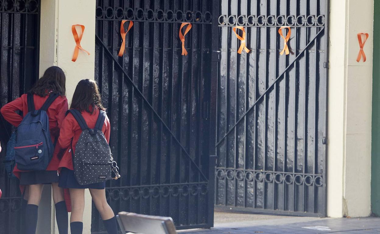 Dos alumnas en la puerta de su colegio. 