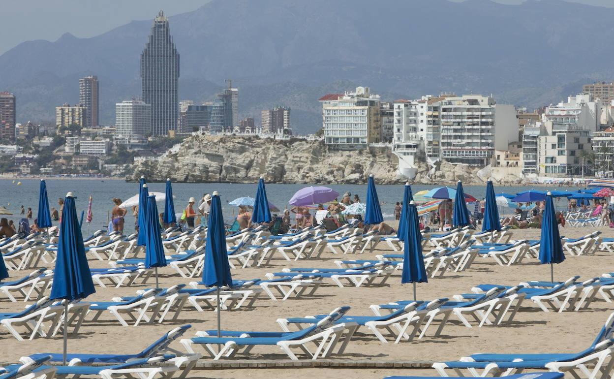 Imagen inusual de una de las principales playas de Benidorm durante el pasado verano. 