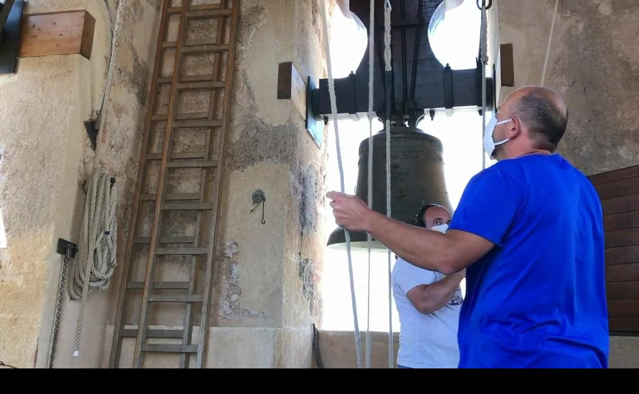 Dos campaners reproducen uno de los muchos toques de las campanas de la iglesia de la Asunción. 