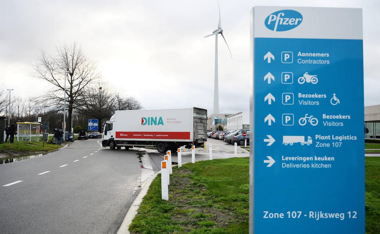 Un camión sale del almacén de Bélgica para distribuir la vacuna Pfizer en la UE. 