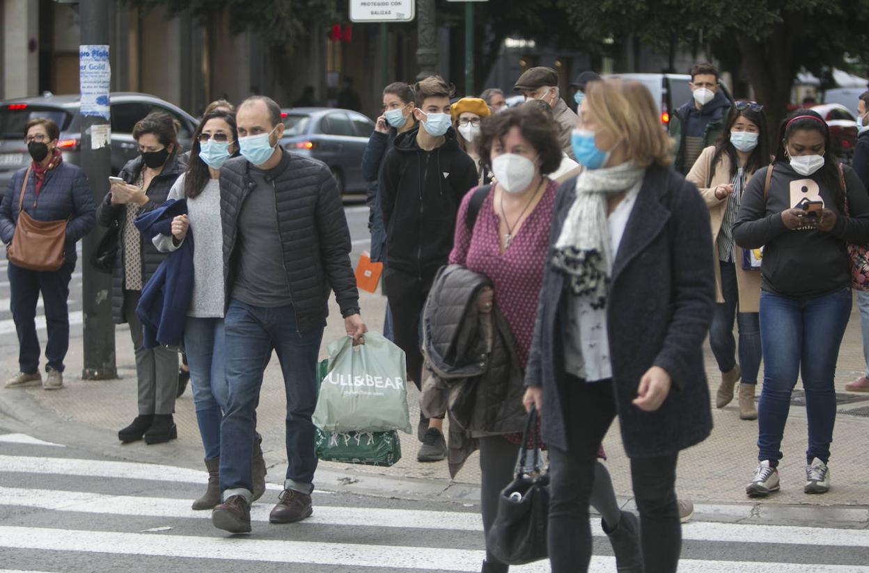 Ambiente de compras en el centro de Valencia este jueves. 