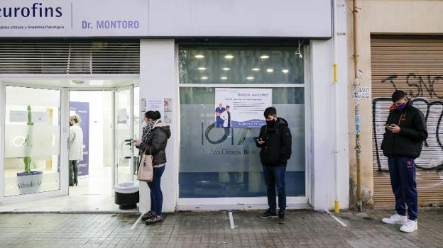 Colas y citas previas en laboratorios para hacerse PCR antes de Nochebuena