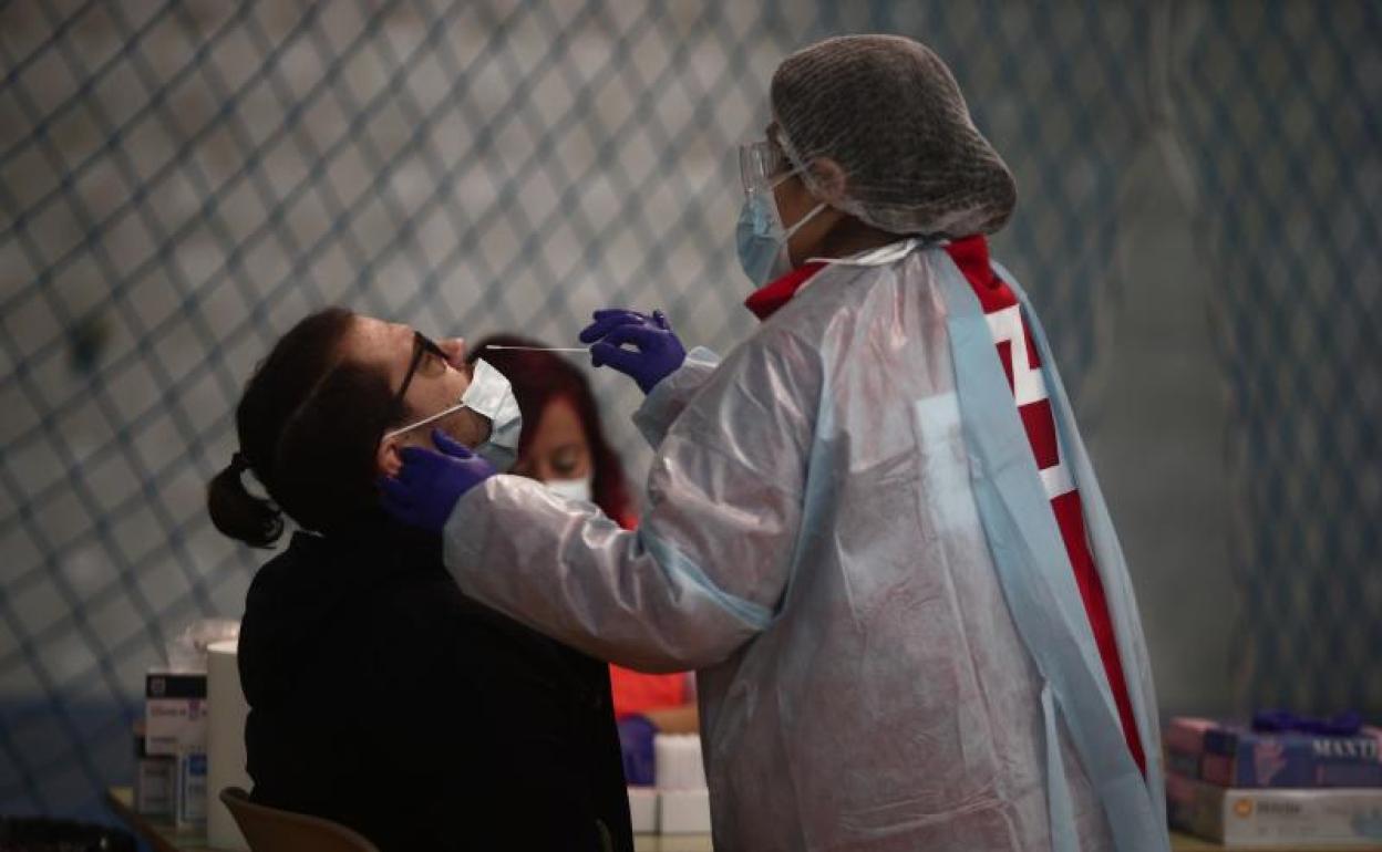 Un sanitario realiza un test de antígenos en Móstoles, Madrid.