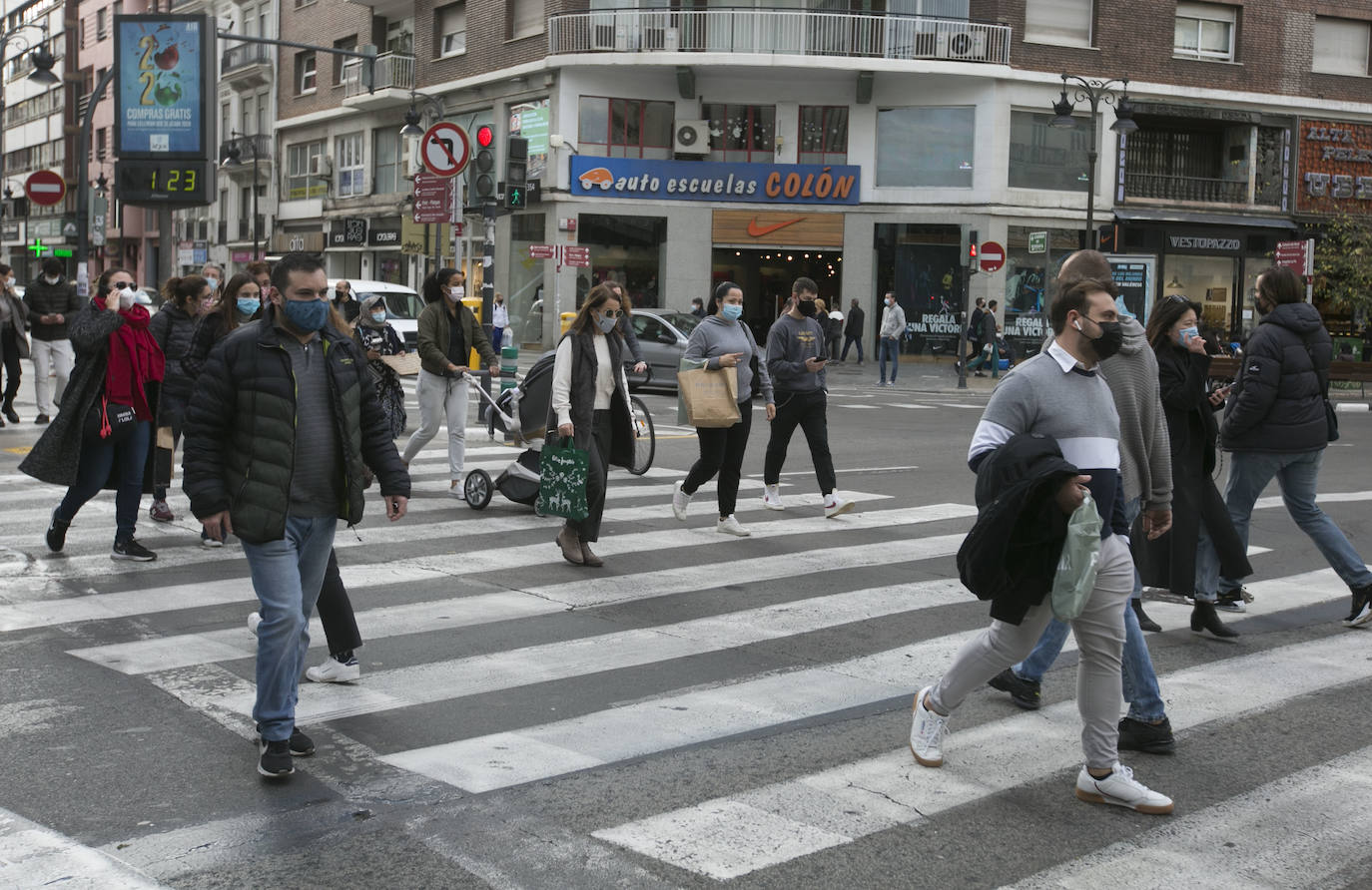 Los mercados y comercios del centro de Valencia se llenan de valencianos que se lanzan a las compras de última hora, en busca de esos productos que faltan en su lista de Navidad. Llegan las fechas más señaladas de estas fiestas y con ellas un repunte del consumo, más necesario que nunca tras los estragos de la pandemia. 