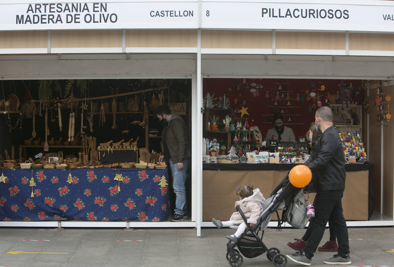 Los mercados y comercios del centro de Valencia se llenan de valencianos que se lanzan a las compras de última hora, en busca de esos productos que faltan en su lista de Navidad. Llegan las fechas más señaladas de estas fiestas y con ellas un repunte del consumo, más necesario que nunca tras los estragos de la pandemia. 