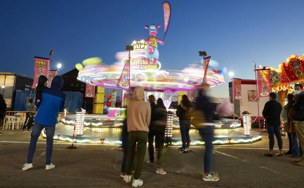 La feria de atracciones de Navidad ya se encuentra operativa en Valencia. 