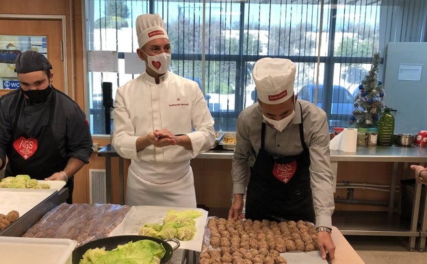 Grandes cocineros alicantinos han elaborado estos menús navideños para personas vulnerables. 