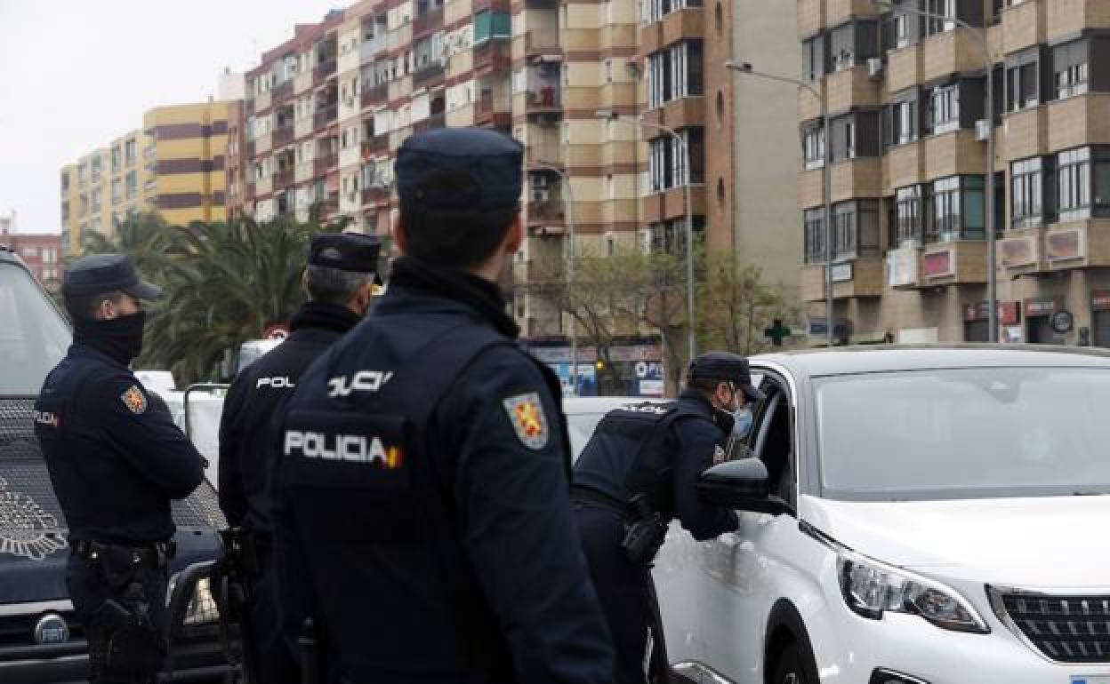 Un control de la Policía Nacional en Valencia. 