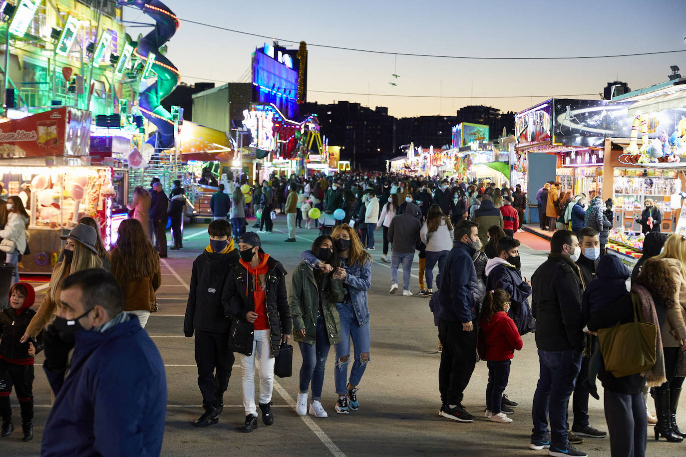 El coronavirus no puede con la Navidad en Valencia. El mercadillo de artesanía, el carrusel y la feria de atracciones concentran la atención de adultos y pequeños. 