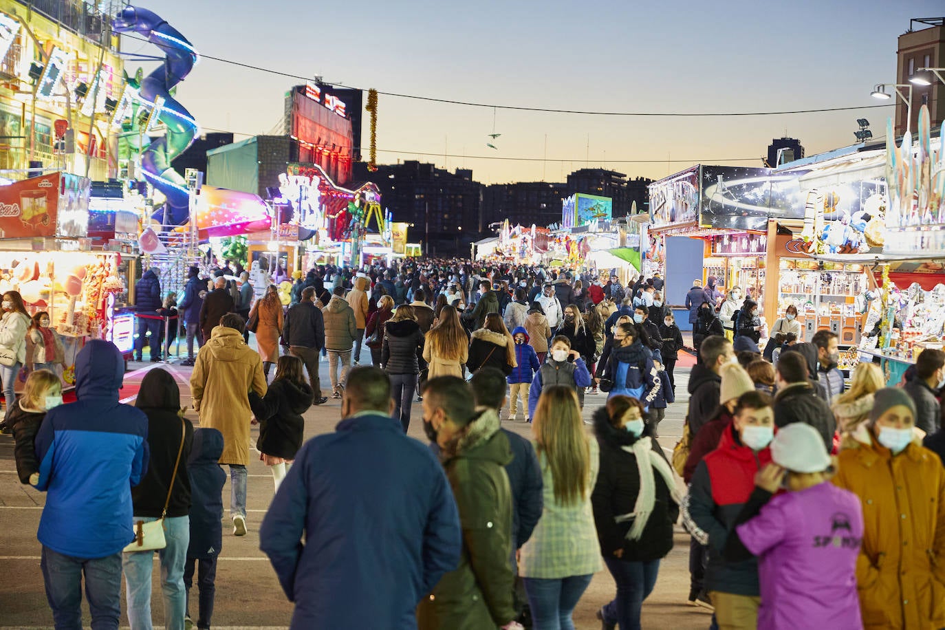 El coronavirus no puede con la Navidad en Valencia. El mercadillo de artesanía, el carrusel y la feria de atracciones concentran la atención de adultos y pequeños. 