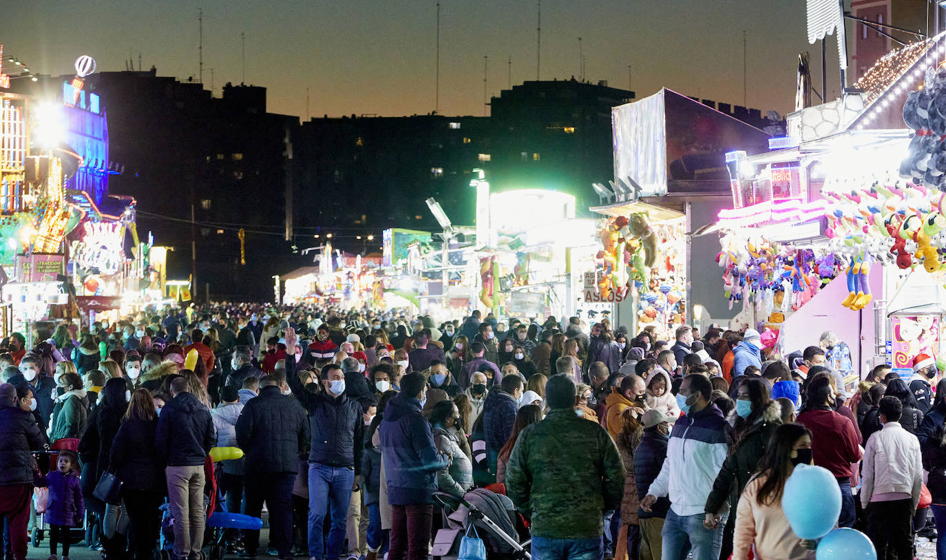 El coronavirus no puede con la Navidad en Valencia. El mercadillo de artesanía, el carrusel y la feria de atracciones concentran la atención de adultos y pequeños. 