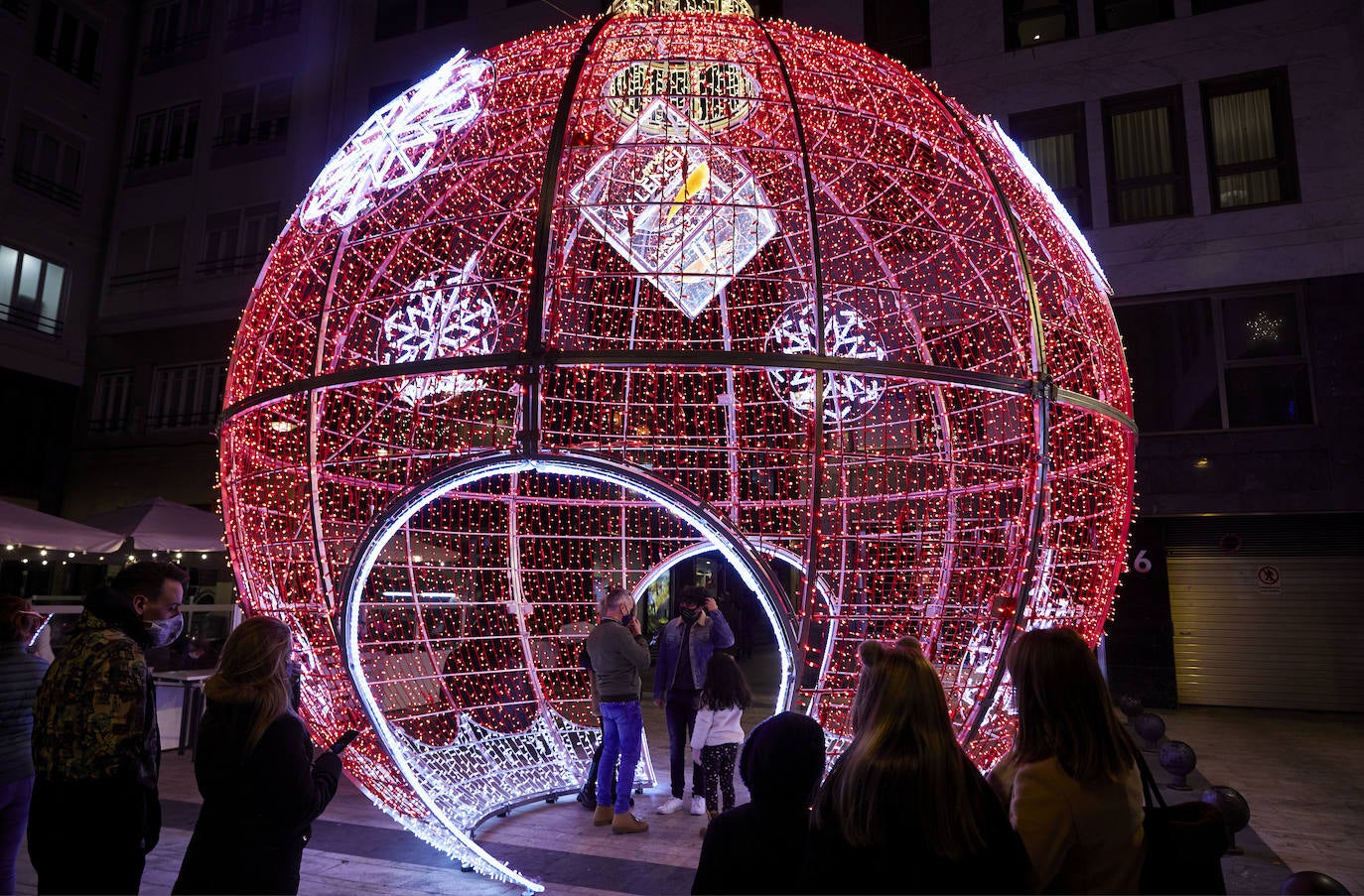 El coronavirus no puede con la Navidad en Valencia. El mercadillo de artesanía, el carrusel y la feria de atracciones concentran la atención de adultos y pequeños. 