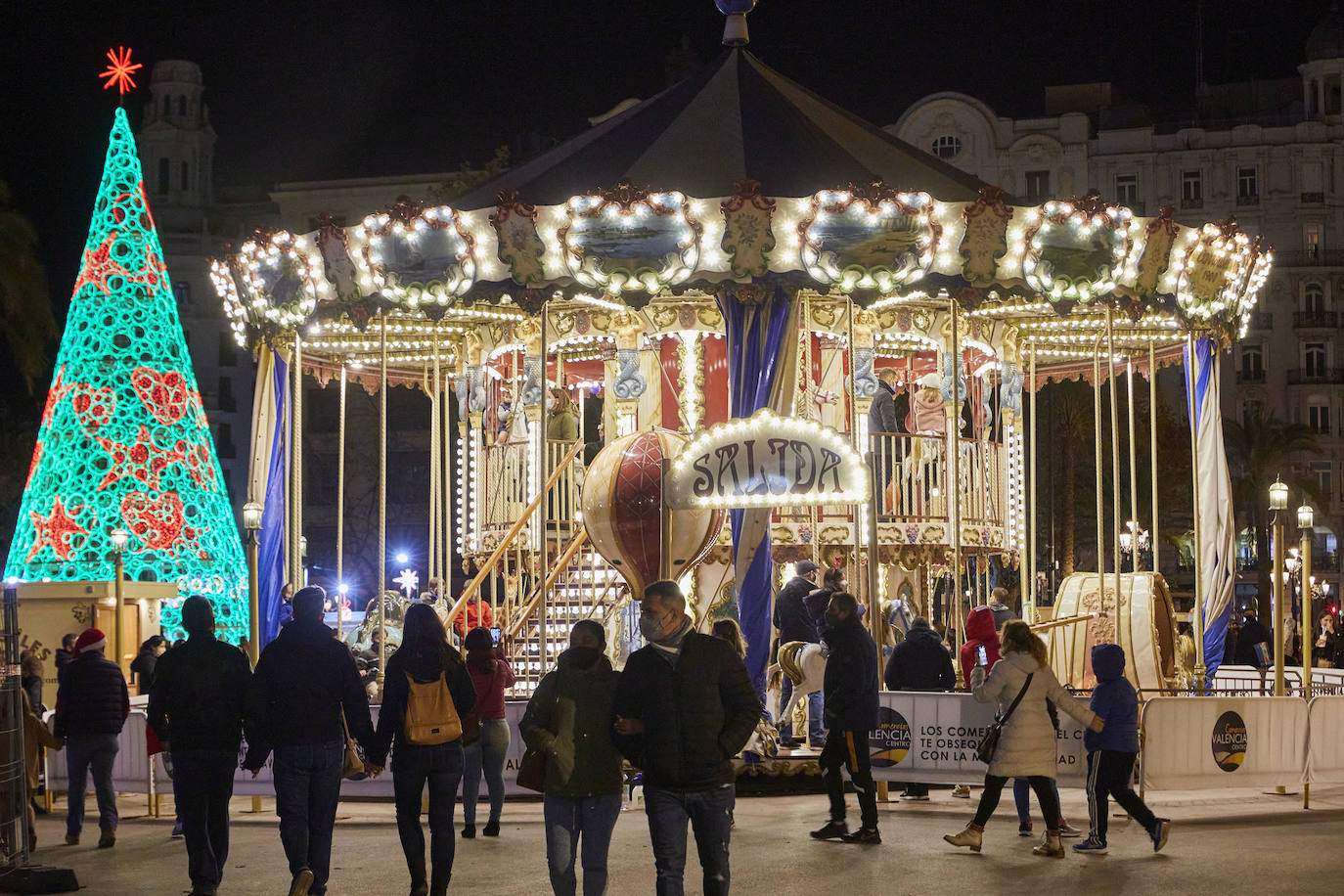 El coronavirus no puede con la Navidad en Valencia. El mercadillo de artesanía, el carrusel y la feria de atracciones concentran la atención de adultos y pequeños. 