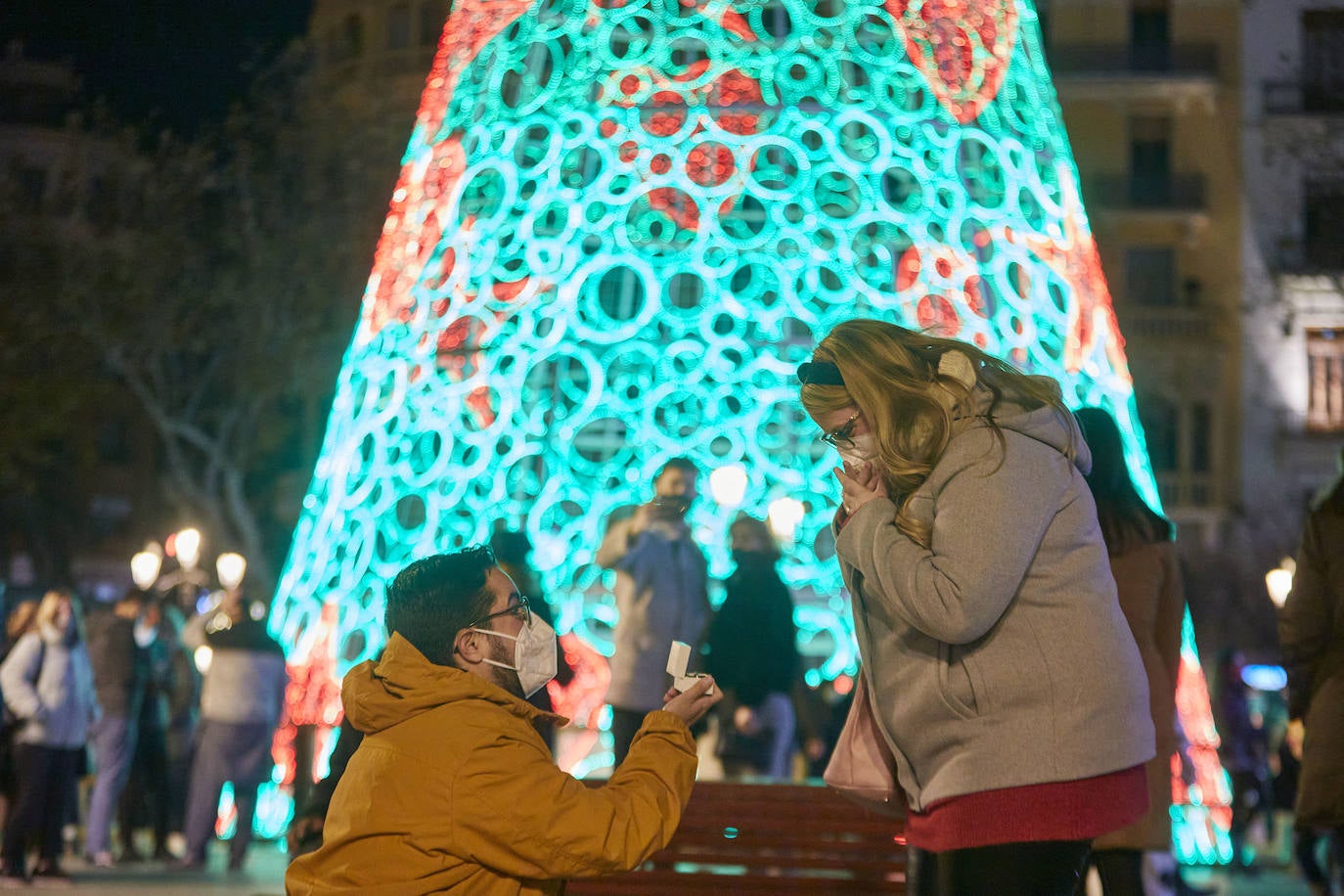 El coronavirus no puede con la Navidad en Valencia. El mercadillo de artesanía, el carrusel y la feria de atracciones concentran la atención de adultos y pequeños. 