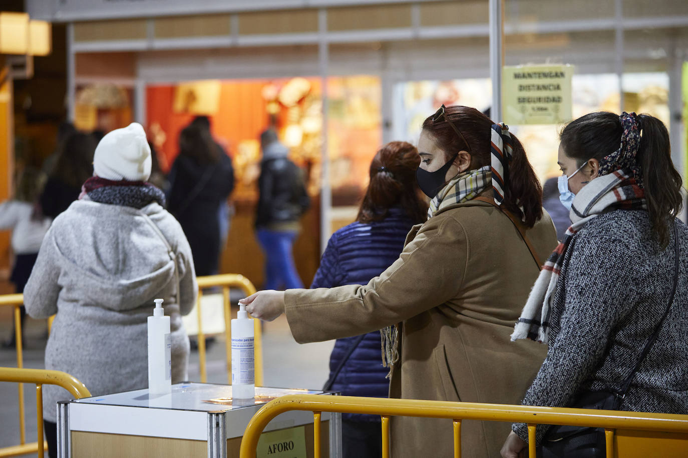 El coronavirus no puede con la Navidad en Valencia. El mercadillo de artesanía, el carrusel y la feria de atracciones concentran la atención de adultos y pequeños. 