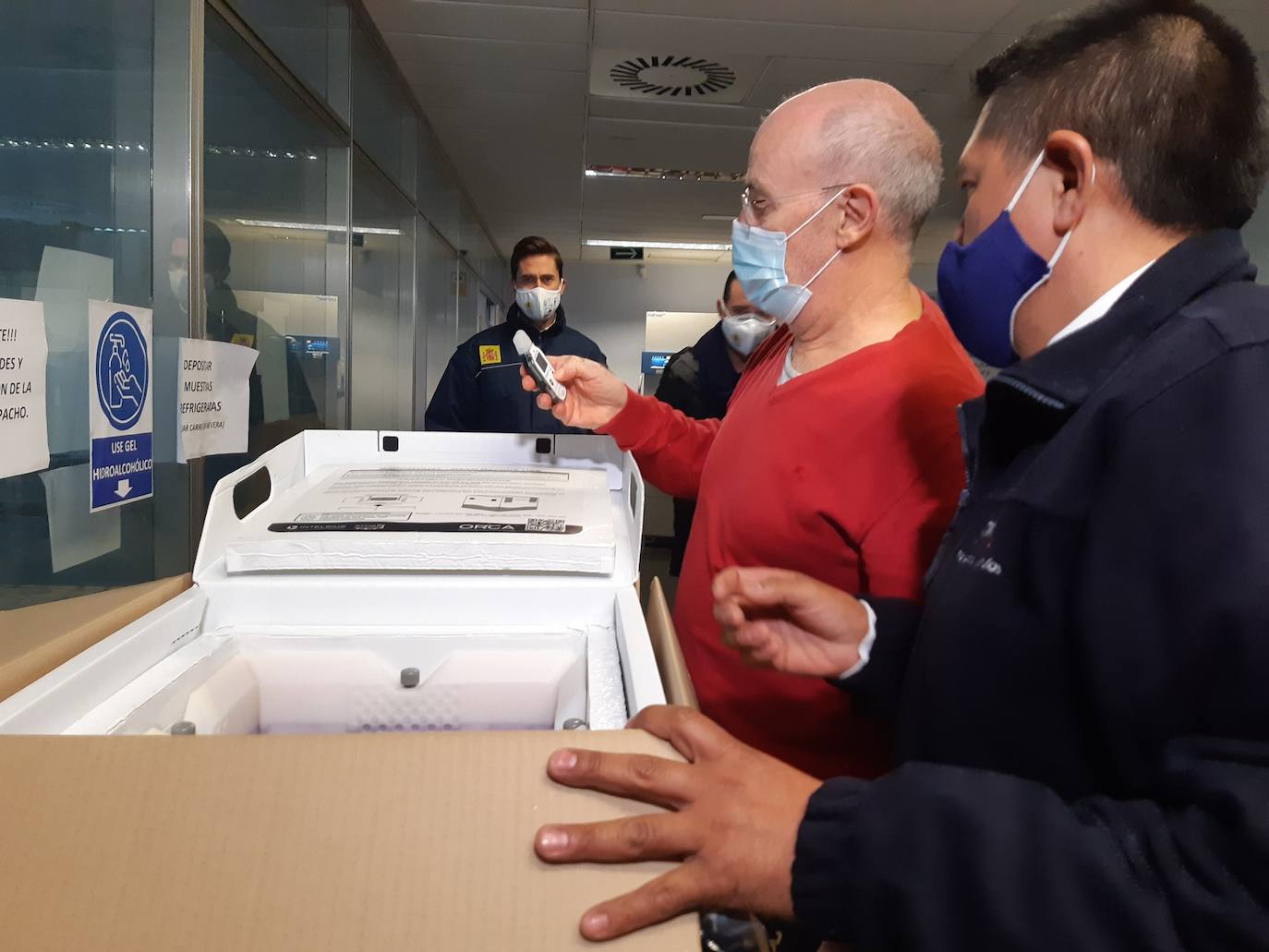 Las primeras vacunas Pfizer contra el coronavirus han llegado este domingo 27 de diciembre a la Comunitat Valenciana. Las Generalitat está lista para distribuir 800 dosis en las residencias escogidas para iniciar la esperada vacunación. A las 09.53 horas de este domingo llegaban las primeras vacunas al punto de distribución de la Comunitat, desde donde serán distribuidas a los geriátricos