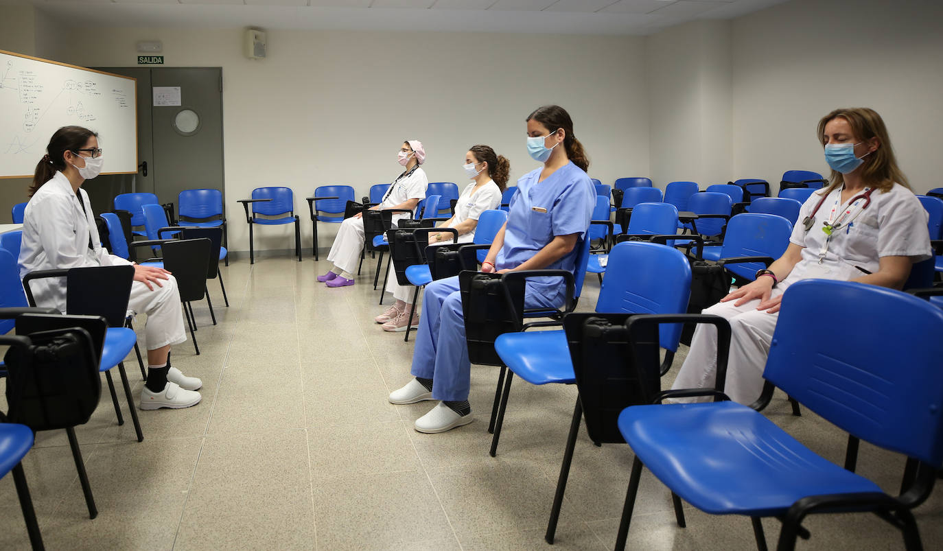 A la izquierda, Sara Pla, residente de Psicología Clínica. Guía a sus compañeros de trabajo de la sala de emergencias a través de un ejercicio de meditación consciente para integrar el trauma continuo de ayudar a las víctimas del Covid-19. De “Crónicas hospitalarias”. 