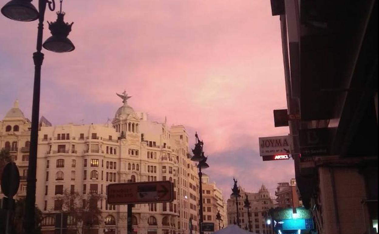 El cielo se ha teñido de rosa y rojo en Valencia. 