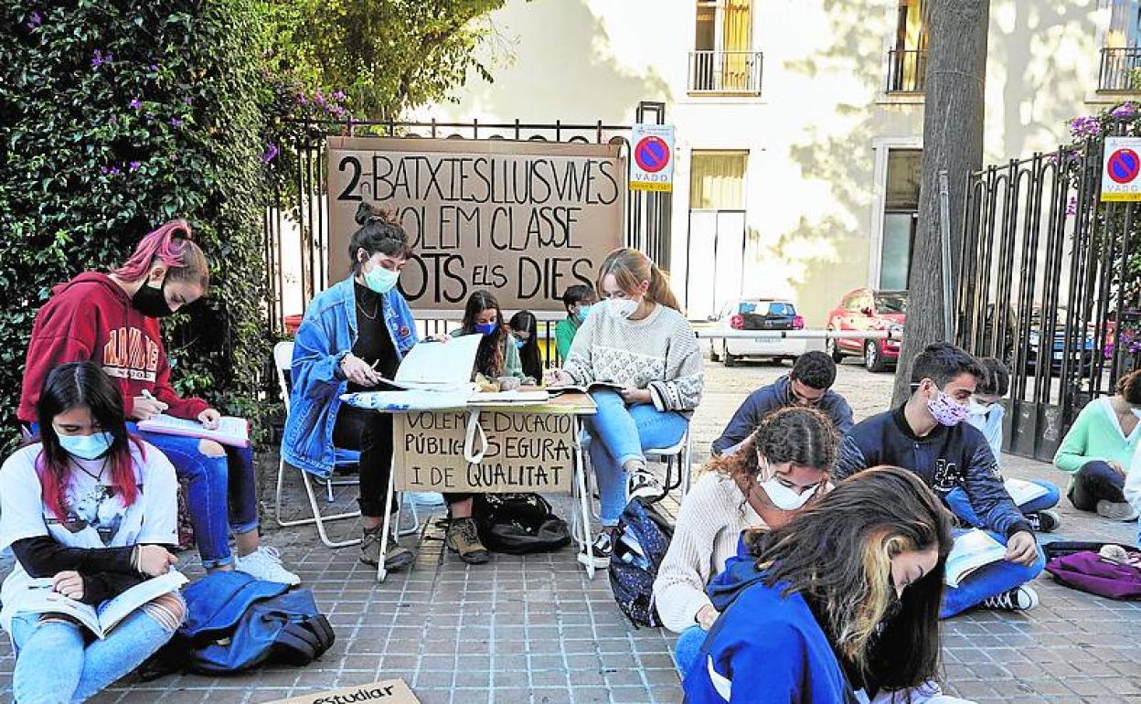 Protesta en el IES Lluís Vives por la semipresencialidad en 2º de Bachillerato. 