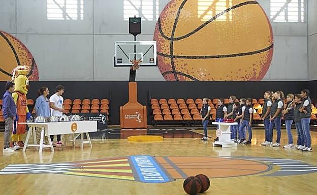 Presentadores y concursantes, en l'Alqueria. 