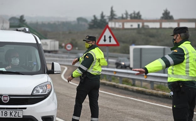 Agentes de la Guardia Civil durante un control en carretera. 