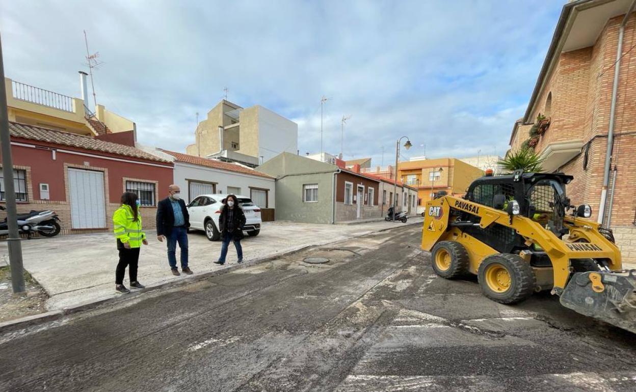 El alcalde, Paco Gómez, y la concejala, Raquel Gómez, visitan las obras. 