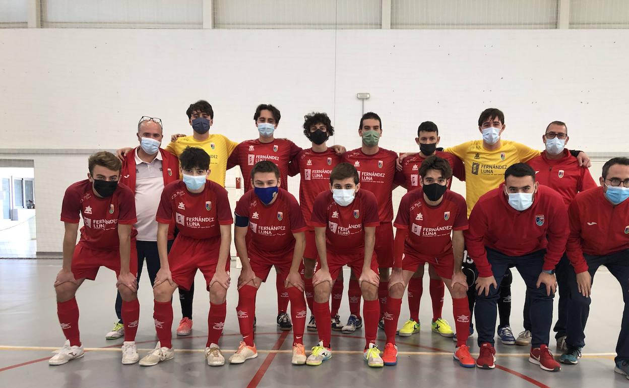 El equipo de Paidos-Fontanería Fernández con su entrenador, Raúl Gil, y los otros técnico del conjunto de Dénia. 