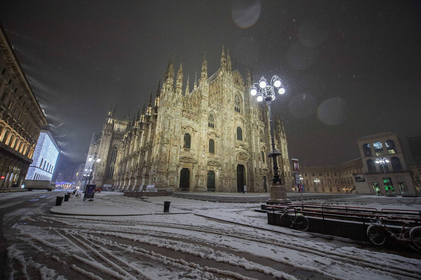 Las autoridades italianas se han visto este lunes obligadas a cancelar más de treinta trenes regionales y a cortar carreteras y calles por las fuertes nevadas que han afectado al norte del país y que han provocado que Milán amaneciera cubierta por una capa blanca de 15 centímetros. En Venecia, las autoridades han activado el sistema de diques, conocido como MOSE, para proteger la ciudad de las inundaciones y el Centro de control de mareas del municipio ha calculado para las próximas horas una marea máxima de 130 centímetros sobre el nivel medio del mar. 