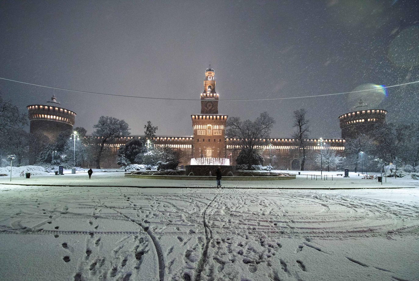 Las autoridades italianas se han visto este lunes obligadas a cancelar más de treinta trenes regionales y a cortar carreteras y calles por las fuertes nevadas que han afectado al norte del país y que han provocado que Milán amaneciera cubierta por una capa blanca de 15 centímetros. En Venecia, las autoridades han activado el sistema de diques, conocido como MOSE, para proteger la ciudad de las inundaciones y el Centro de control de mareas del municipio ha calculado para las próximas horas una marea máxima de 130 centímetros sobre el nivel medio del mar. 