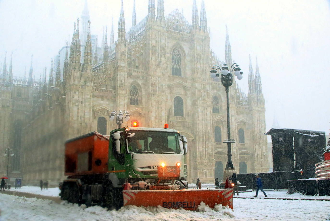 Las autoridades italianas se han visto este lunes obligadas a cancelar más de treinta trenes regionales y a cortar carreteras y calles por las fuertes nevadas que han afectado al norte del país y que han provocado que Milán amaneciera cubierta por una capa blanca de 15 centímetros. En Venecia, las autoridades han activado el sistema de diques, conocido como MOSE, para proteger la ciudad de las inundaciones y el Centro de control de mareas del municipio ha calculado para las próximas horas una marea máxima de 130 centímetros sobre el nivel medio del mar. 