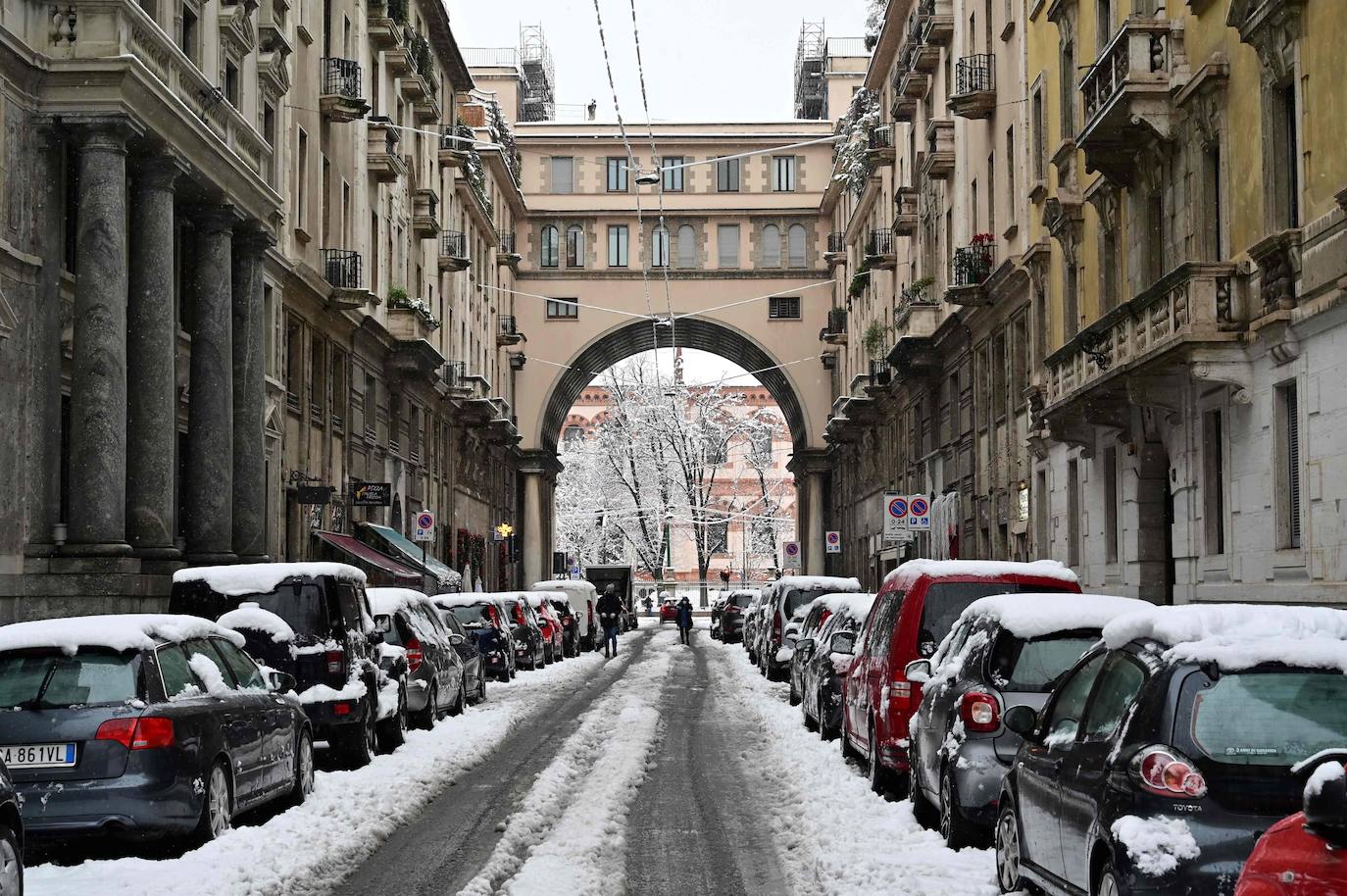 Las autoridades italianas se han visto este lunes obligadas a cancelar más de treinta trenes regionales y a cortar carreteras y calles por las fuertes nevadas que han afectado al norte del país y que han provocado que Milán amaneciera cubierta por una capa blanca de 15 centímetros. En Venecia, las autoridades han activado el sistema de diques, conocido como MOSE, para proteger la ciudad de las inundaciones y el Centro de control de mareas del municipio ha calculado para las próximas horas una marea máxima de 130 centímetros sobre el nivel medio del mar. 