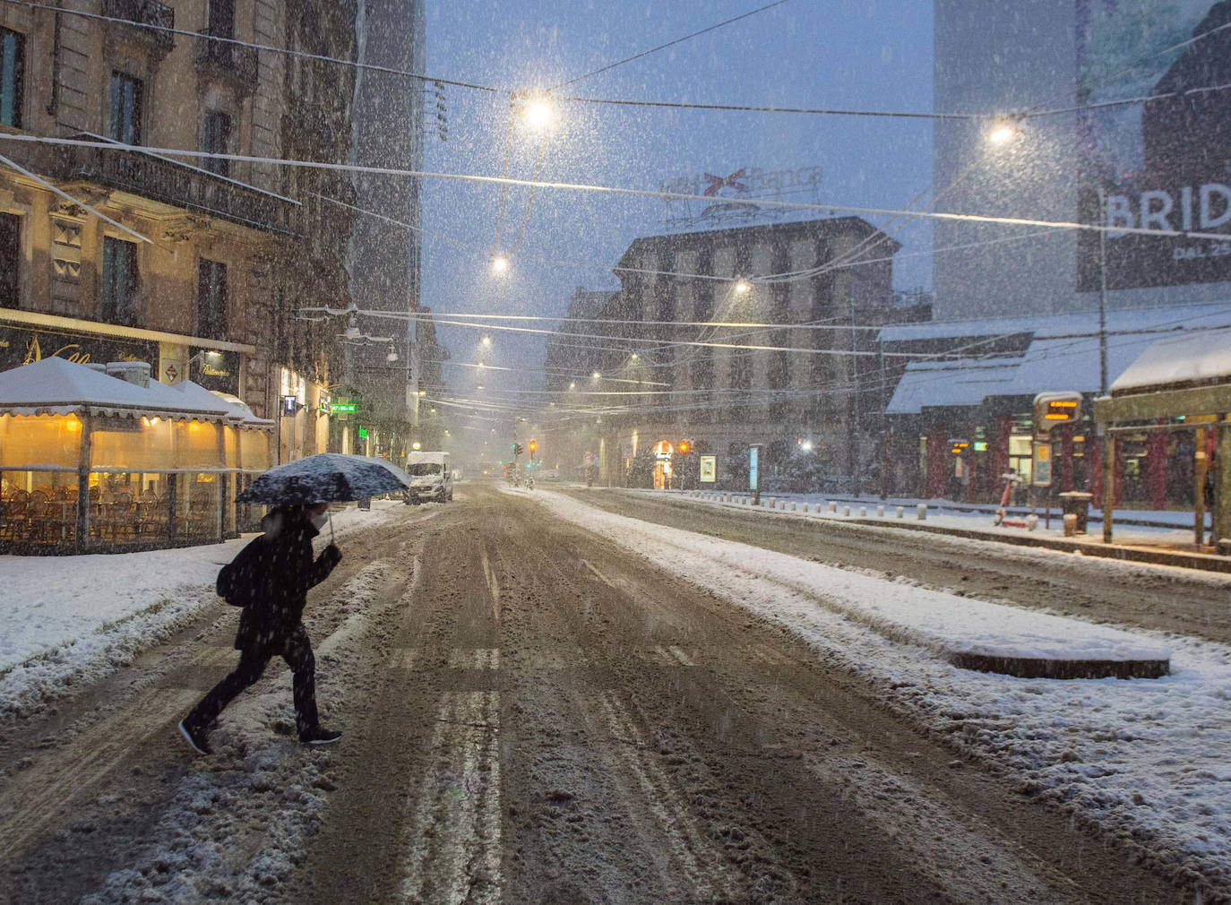 Las autoridades italianas se han visto este lunes obligadas a cancelar más de treinta trenes regionales y a cortar carreteras y calles por las fuertes nevadas que han afectado al norte del país y que han provocado que Milán amaneciera cubierta por una capa blanca de 15 centímetros. En Venecia, las autoridades han activado el sistema de diques, conocido como MOSE, para proteger la ciudad de las inundaciones y el Centro de control de mareas del municipio ha calculado para las próximas horas una marea máxima de 130 centímetros sobre el nivel medio del mar. 