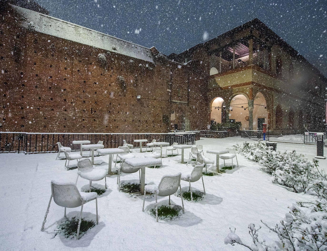 Las autoridades italianas se han visto este lunes obligadas a cancelar más de treinta trenes regionales y a cortar carreteras y calles por las fuertes nevadas que han afectado al norte del país y que han provocado que Milán amaneciera cubierta por una capa blanca de 15 centímetros. En Venecia, las autoridades han activado el sistema de diques, conocido como MOSE, para proteger la ciudad de las inundaciones y el Centro de control de mareas del municipio ha calculado para las próximas horas una marea máxima de 130 centímetros sobre el nivel medio del mar. 