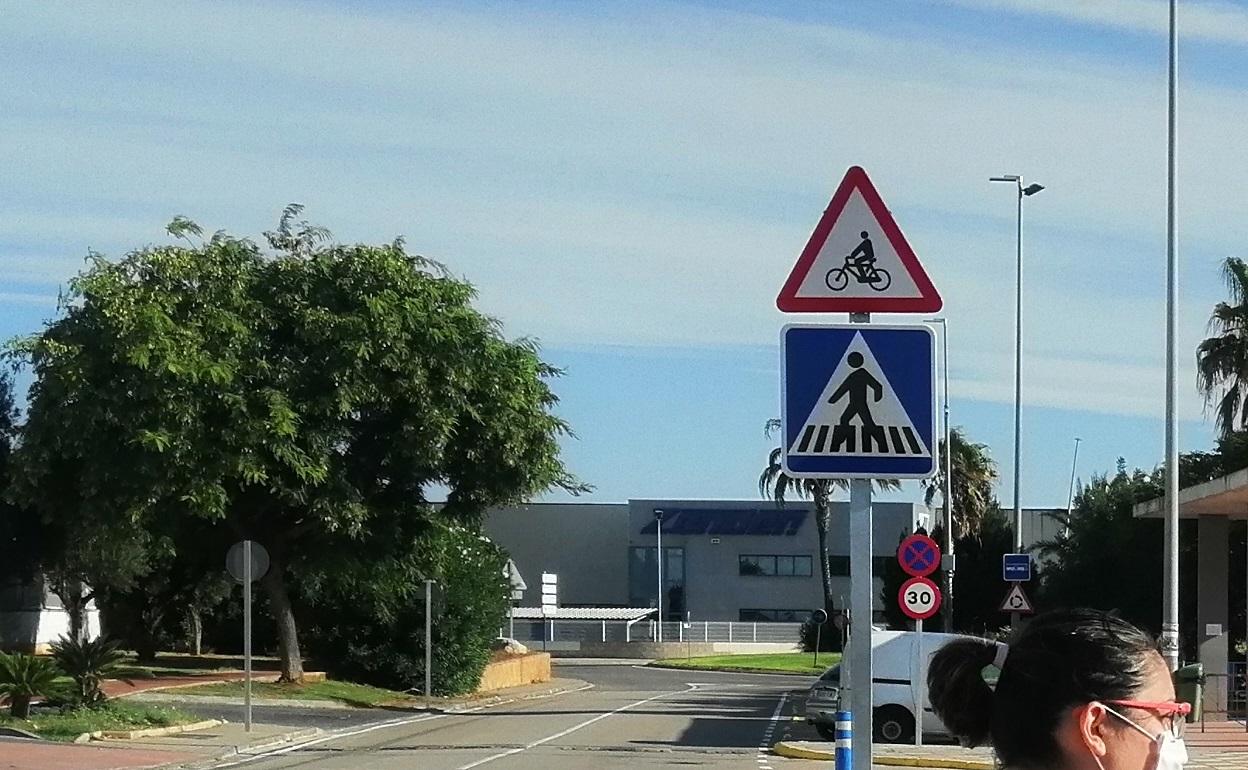 El Ayuntamiento inauguró este verano un carril bici hasta el polígono, donde se ubica el centro educativo. 