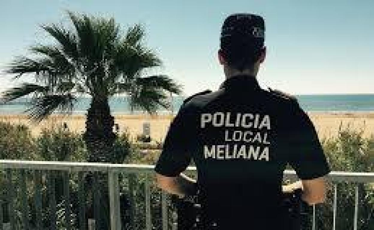 Un policía local frente a la playa. 