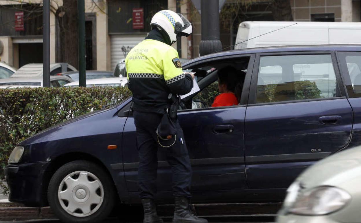 Policía multando a un conductor.