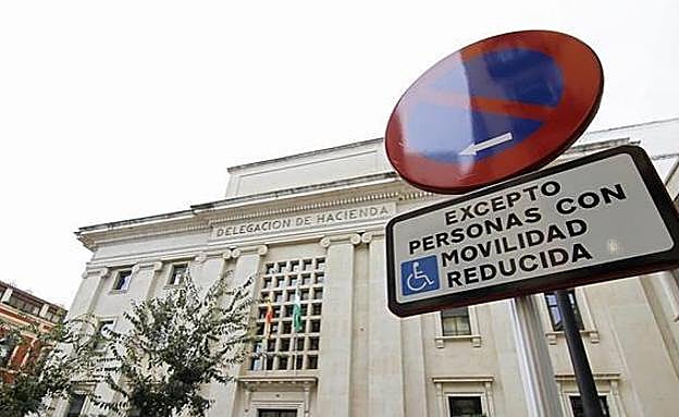 La DGT descarta retirar puntos por estacionar en plazas para discapacitados