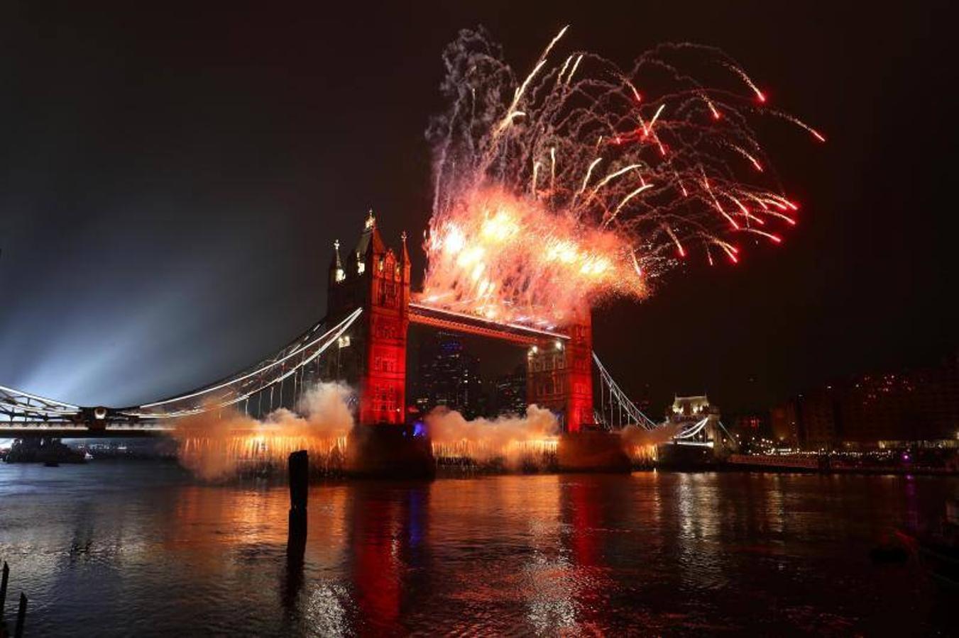 Fuegos artificiales sobre el Puente de Londres, en la capital británica.