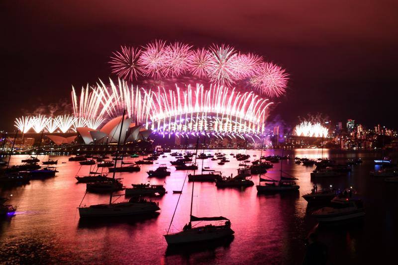 La bahía de Sídney ha sido el lugar elegido para despedir el año 2020 en Australia. Los fuegos artificiales en la bahía, con la Ópera al fondo, han dado el pistoletazo de salida al nuevo año.