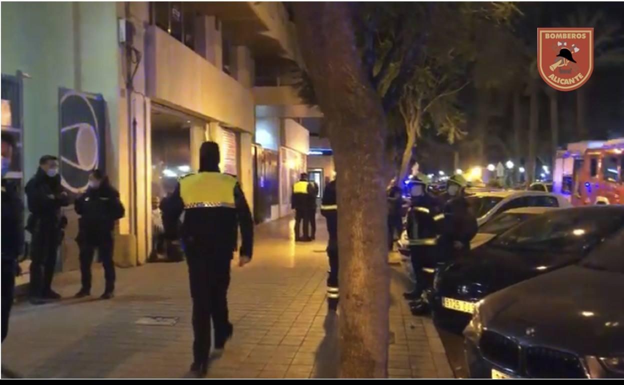 Policía Local y bomberos trabajan en uno de los incendios de la pasada noche en Alicante. 