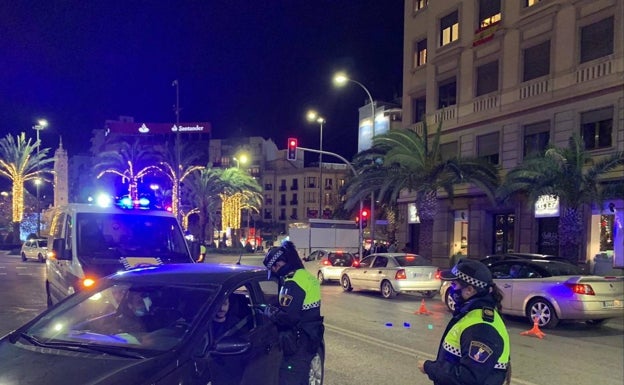 Control de tráfico en la avenida Alfonso X El Sabio, este 31 de diciembre en Alicante. 