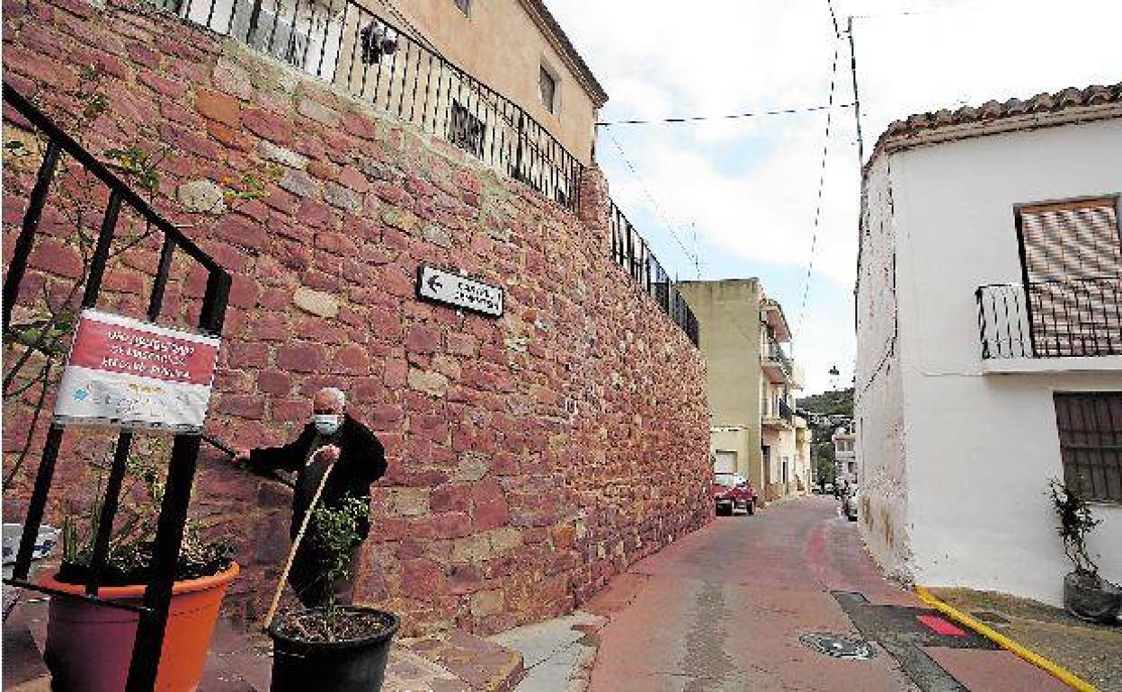 Un vecino recorre las calles de Segart, donde no ha habido positivos en toda la pandemia.