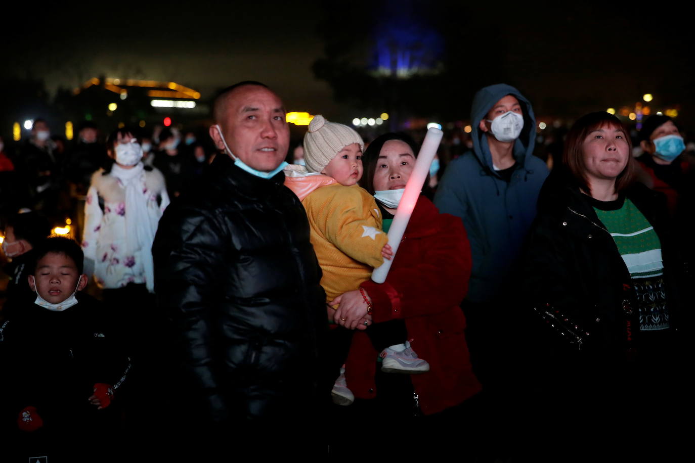 Insólito lo que ocurría esta pasada Nochevieja: todo el mundo con medidas de confinamiento para evitar las fiestas de final de año y Wuhan, la ciudad china desde la que se expandió el coronavirus, de fiesta multitudinaria. Las imágenes recuerdan a las celebraciones que hasta hace un año se podían celebrar en cualquier rincón del planeta, hasta que una infección «de origen desconocido» salió de Wuhan para revertir por completo la concepción de 'normalidad'. Oficialmente, en un año, Wuhan ha pasado de detectar los primeros casos de coronavirus a celebrar, con alguna que otra mascarilla y sin distanciamiento social, la despedida al 2020, el año más triste.