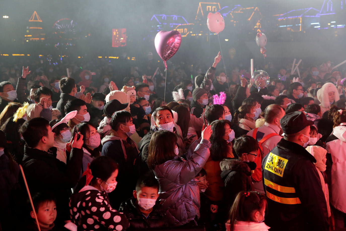 Insólito lo que ocurría esta pasada Nochevieja: todo el mundo con medidas de confinamiento para evitar las fiestas de final de año y Wuhan, la ciudad china desde la que se expandió el coronavirus, de fiesta multitudinaria. Las imágenes recuerdan a las celebraciones que hasta hace un año se podían celebrar en cualquier rincón del planeta, hasta que una infección «de origen desconocido» salió de Wuhan para revertir por completo la concepción de 'normalidad'. Oficialmente, en un año, Wuhan ha pasado de detectar los primeros casos de coronavirus a celebrar, con alguna que otra mascarilla y sin distanciamiento social, la despedida al 2020, el año más triste.