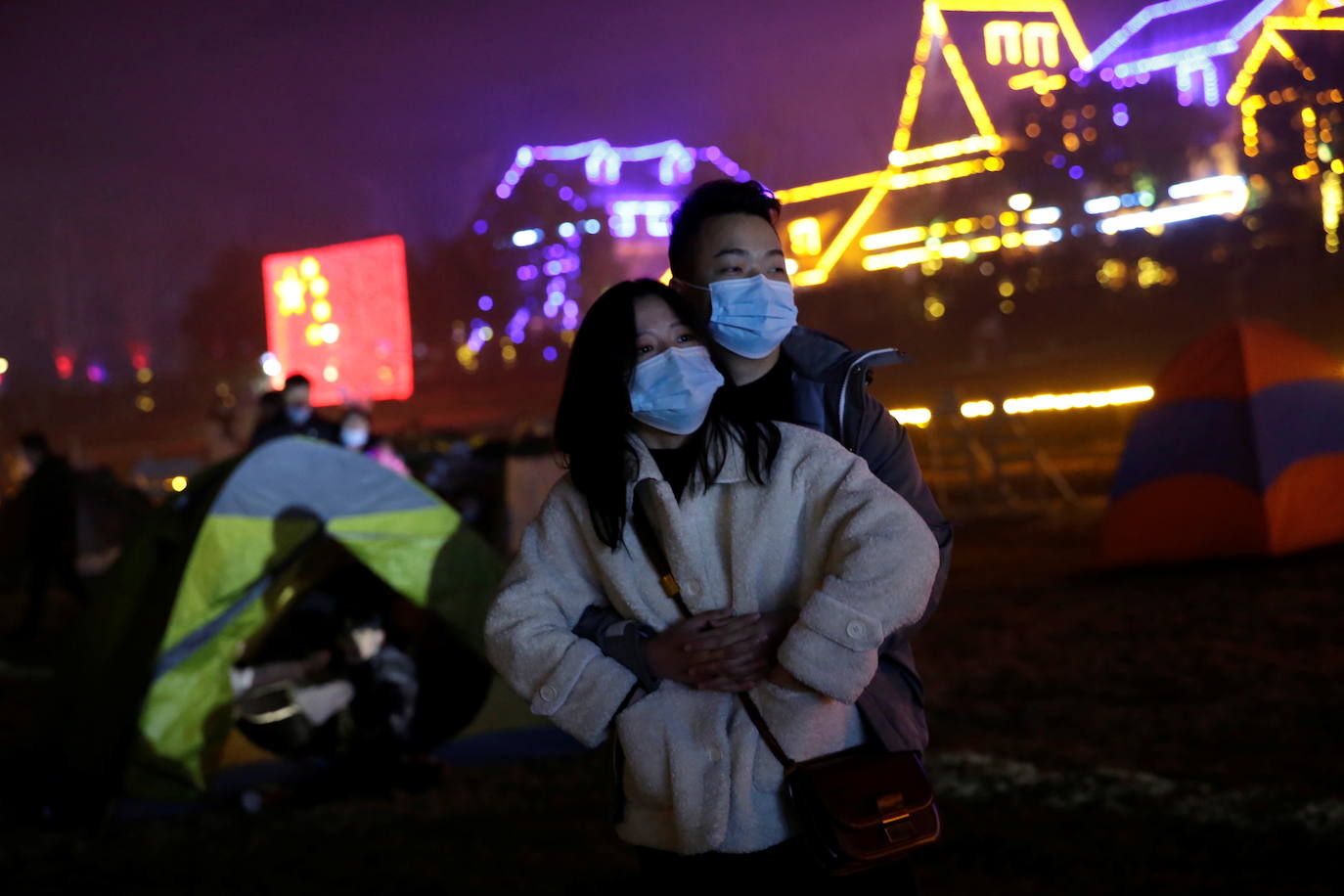 Insólito lo que ocurría esta pasada Nochevieja: todo el mundo con medidas de confinamiento para evitar las fiestas de final de año y Wuhan, la ciudad china desde la que se expandió el coronavirus, de fiesta multitudinaria. Las imágenes recuerdan a las celebraciones que hasta hace un año se podían celebrar en cualquier rincón del planeta, hasta que una infección «de origen desconocido» salió de Wuhan para revertir por completo la concepción de 'normalidad'. Oficialmente, en un año, Wuhan ha pasado de detectar los primeros casos de coronavirus a celebrar, con alguna que otra mascarilla y sin distanciamiento social, la despedida al 2020, el año más triste.