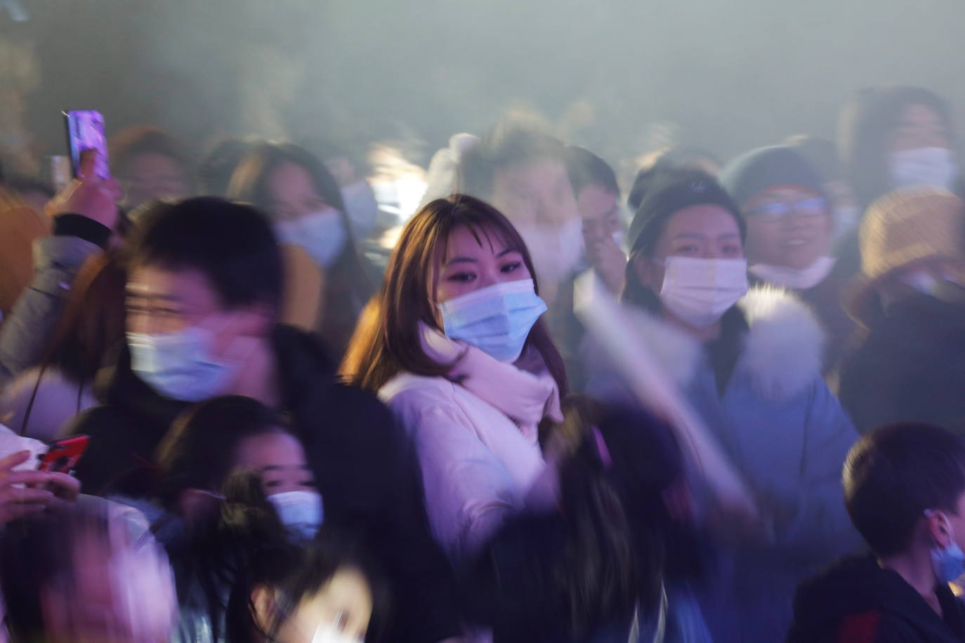 Insólito lo que ocurría esta pasada Nochevieja: todo el mundo con medidas de confinamiento para evitar las fiestas de final de año y Wuhan, la ciudad china desde la que se expandió el coronavirus, de fiesta multitudinaria. Las imágenes recuerdan a las celebraciones que hasta hace un año se podían celebrar en cualquier rincón del planeta, hasta que una infección «de origen desconocido» salió de Wuhan para revertir por completo la concepción de 'normalidad'. Oficialmente, en un año, Wuhan ha pasado de detectar los primeros casos de coronavirus a celebrar, con alguna que otra mascarilla y sin distanciamiento social, la despedida al 2020, el año más triste.