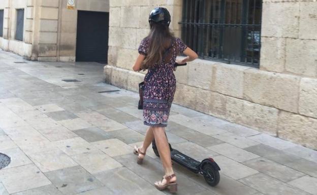 La nueva norma para patinetes que entra en vigor este fin de semana: prohibido circular por la acera