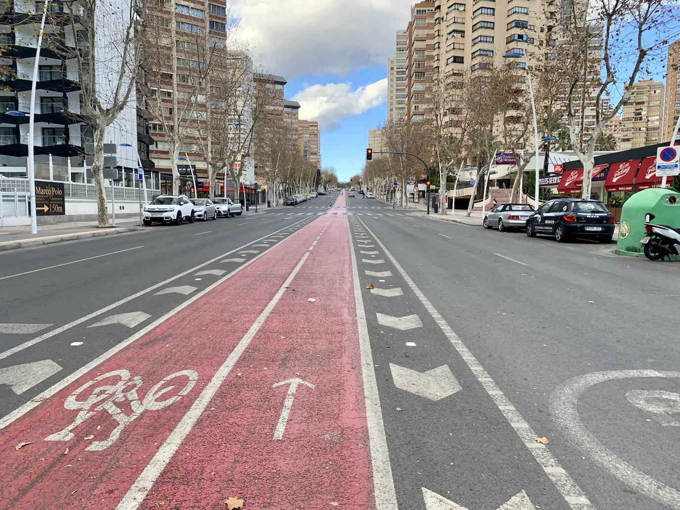 Avenida de Europa de Benidorm, el primer sábado del año a mediodía. 